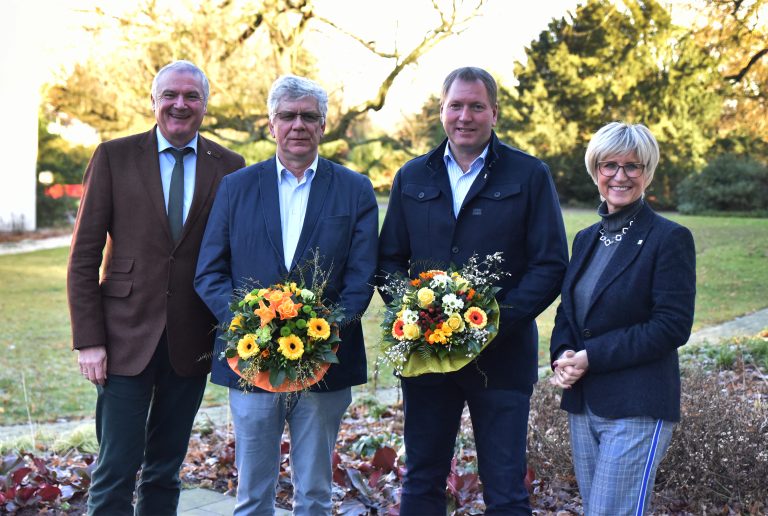 Foto v.l.n.r.: Helmut Selders, Präsident Bund deutscher Baumschulen, Wolf Dieter Giesebrecht, Inhaber der Gartenbaumschule Giesebrecht, Lünen Christoph Dirksen, Geschäftsführer der Baumschule Ley, Meckenheim Eva Kähler-Theuerkauf, Präsidentin Landesverband Gartenbau Nordrhein Westfalen e.V. Copyright: Landesverband Gartenbau NRW